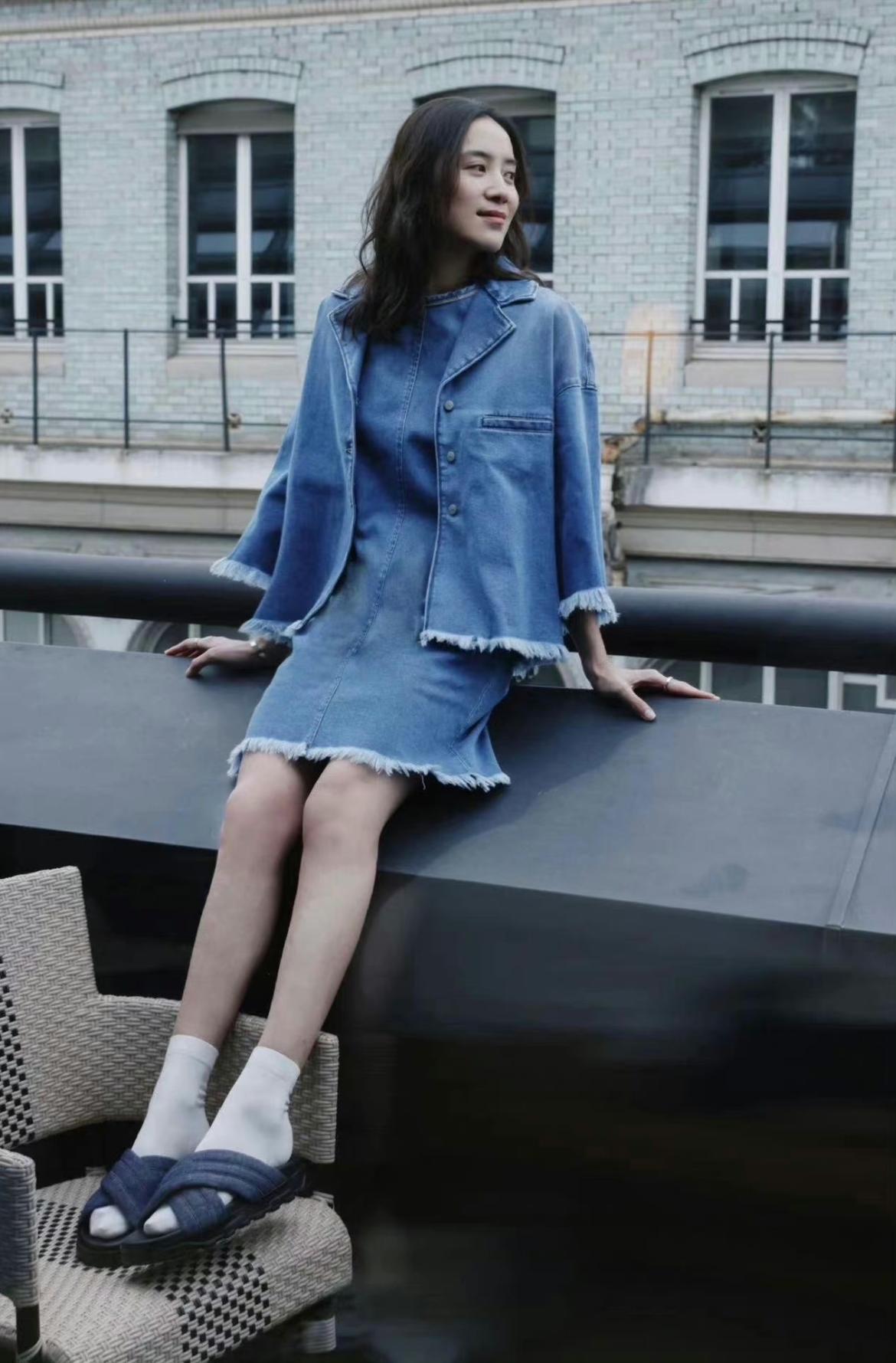 宋佳白衬衣黑色包臀裙,宋佳真会穿一身黑色装扮率性干练