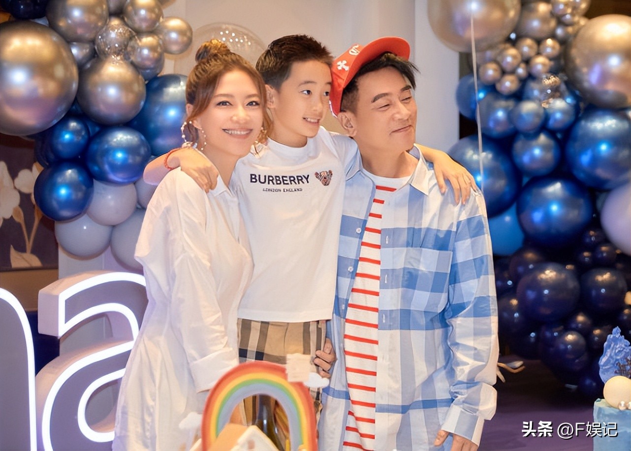 陈小春应采儿逛街 (陈小春陪应采儿逛街)