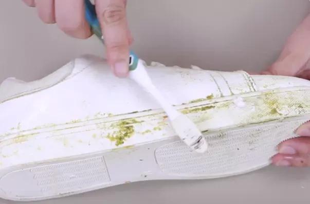白色的鞋边脏了别用水洗，一个简单妙招，多脏的鞋边都能白净如新
