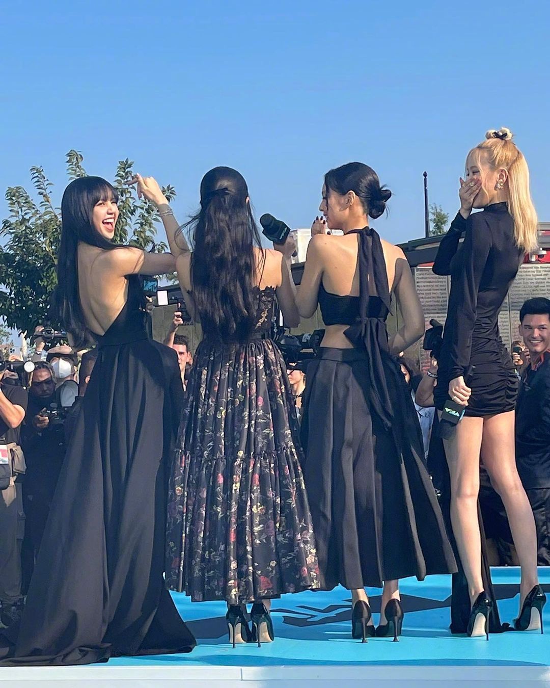 blackpink红毯造型lisa,blackpinklisa穿破洞裤