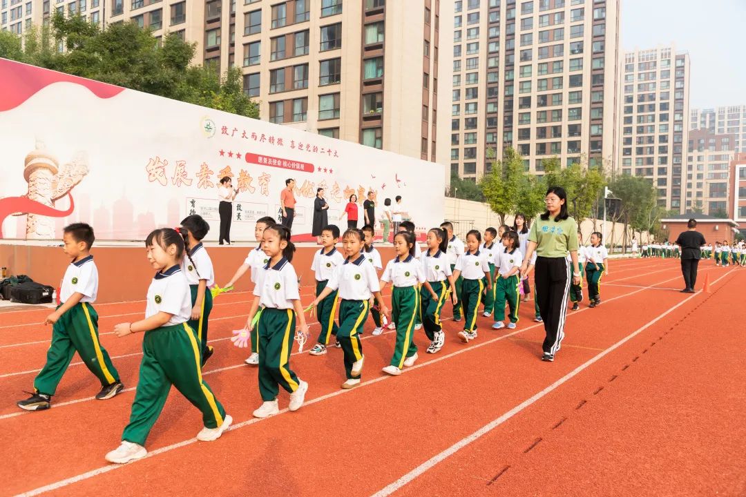 喜迎二十大奋进新征程大学,首都师范大学育新学校房山分校