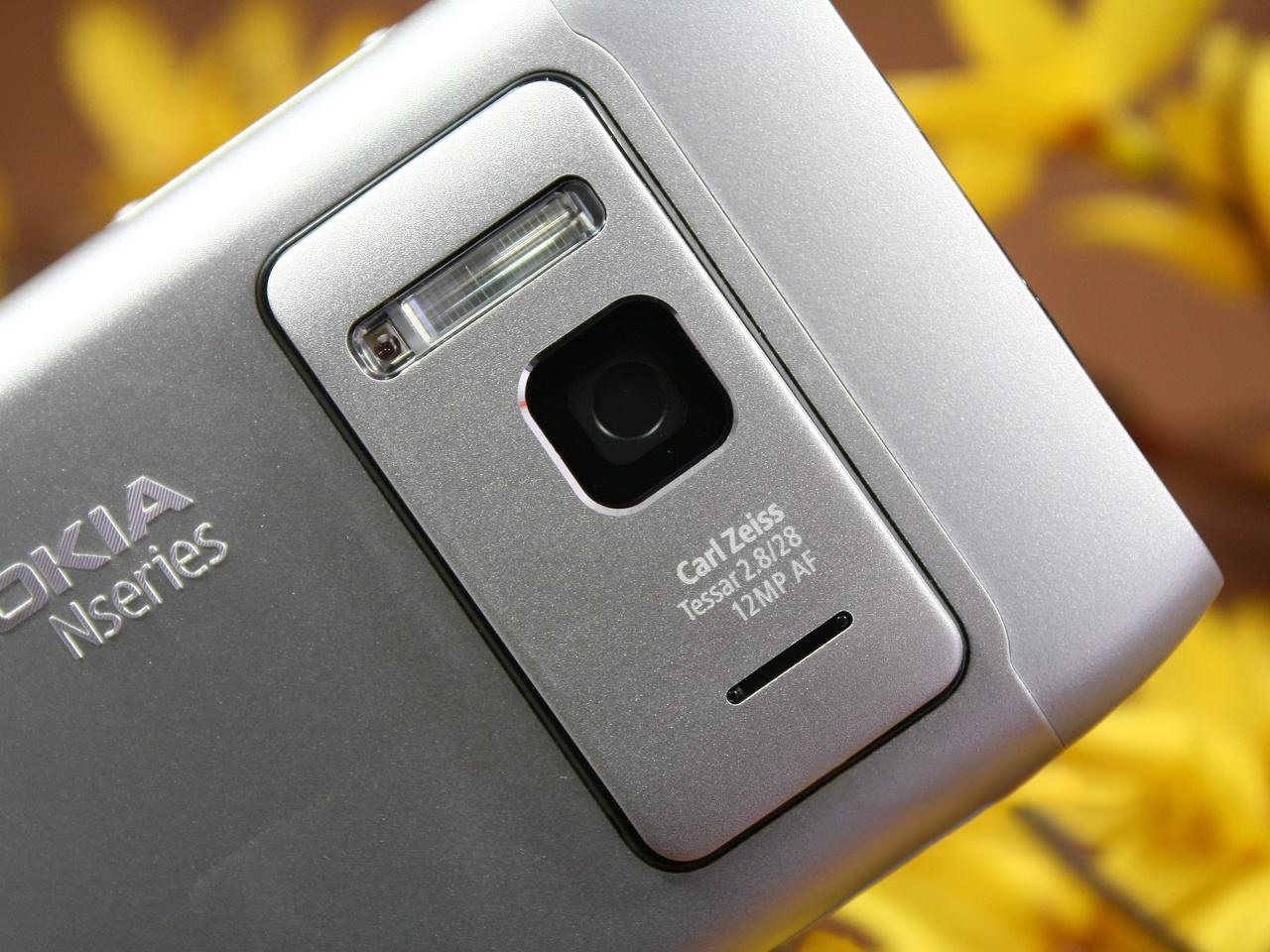 不要用手机直接拍太阳或激光灯，不管你是苹果华为小米，都受不了