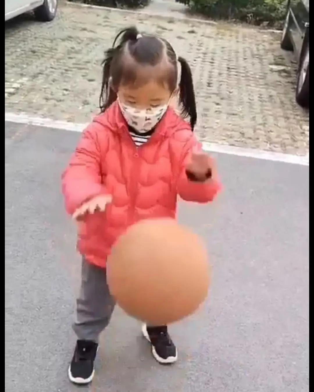 “篮”色梦想“球”悦童心—李沧区苍山路幼儿园中二班级特色活动