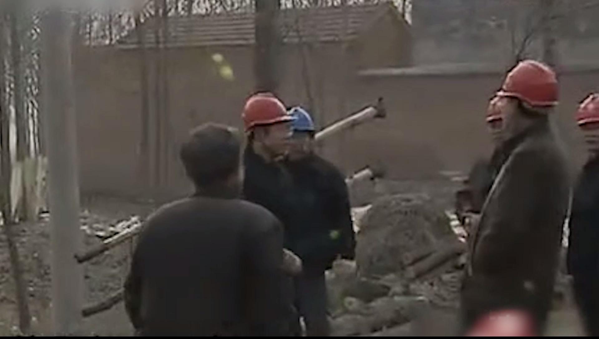 夫妻搬进新家发生怪事,新婚家里的灯为啥亮三天