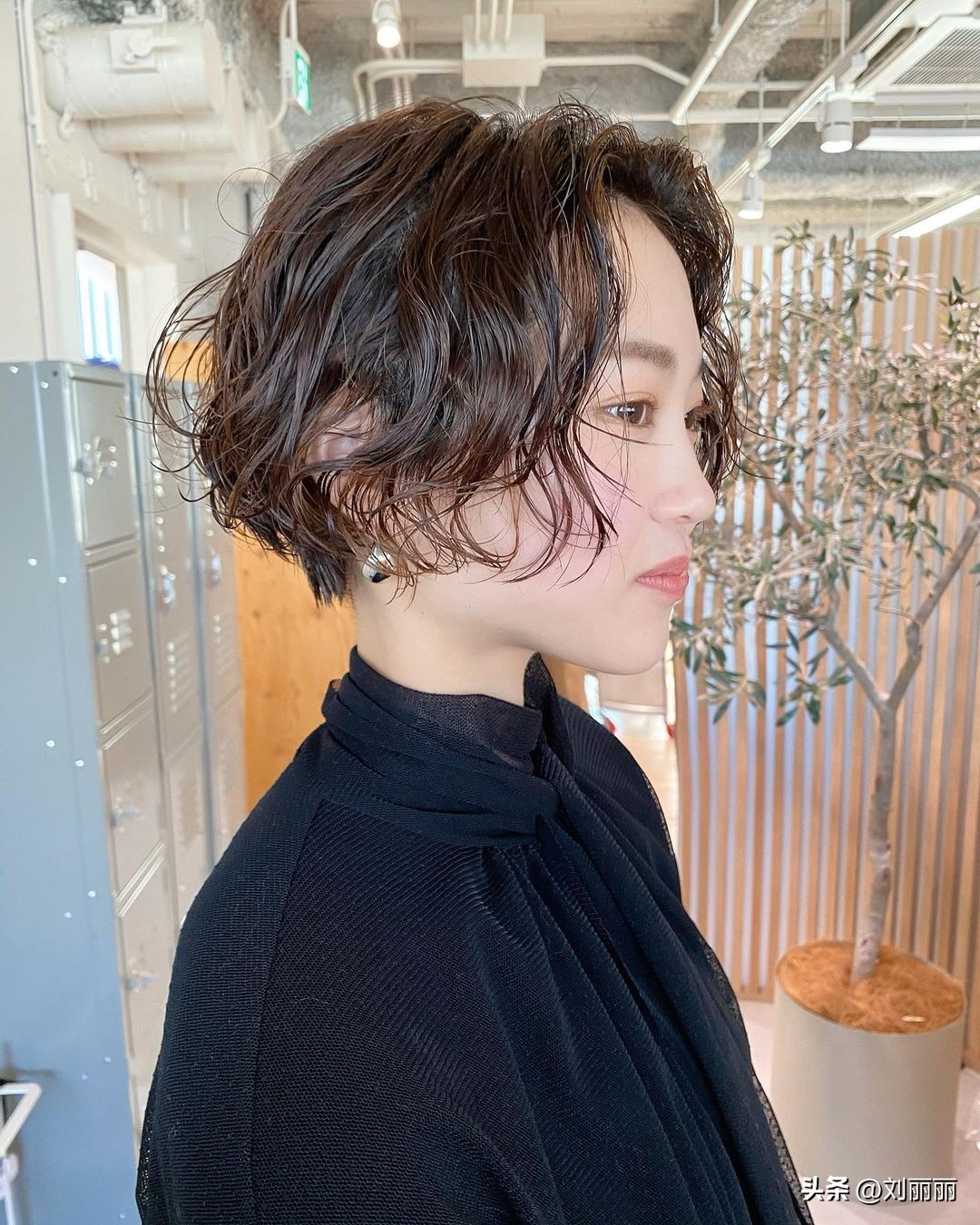 短发想留长发暂时烫什么发型好看,现在烫头发流行什么样的短发型