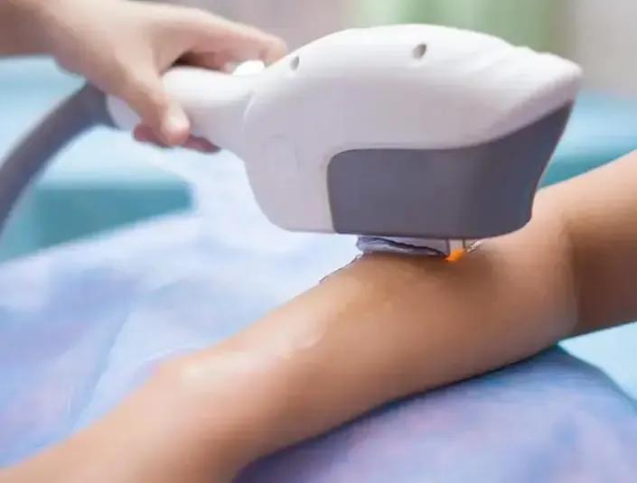 早上刚刮胡子到晚上就长出来了,早上刚刮的胡子照镜子还是有一圈