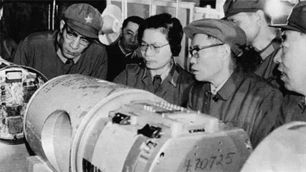 中国第一颗原*弹子**爆炸成功，毛主席却说要先通知日本，这是为啥？