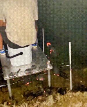 姑娘看起来外表美丽，其实裤袜已经掉到大腿根了！场面一度很尴尬