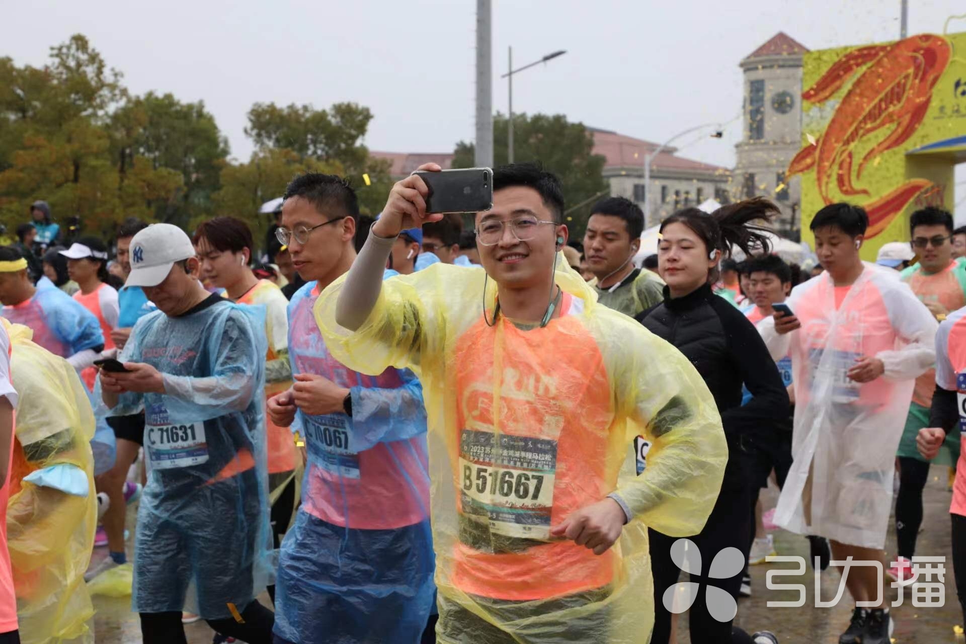 12岁“金马”雨中开跑3万人重燃城市热情