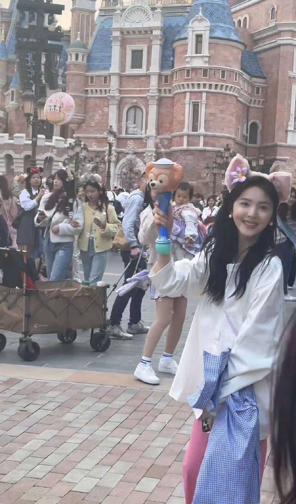 迪士尼偶遇奚梦瑶,奚梦瑶何超欣同框合影