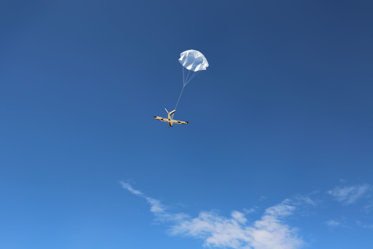 飞机装备巨型降落伞真实吗,要多大的降落伞才能阻止飞机坠机