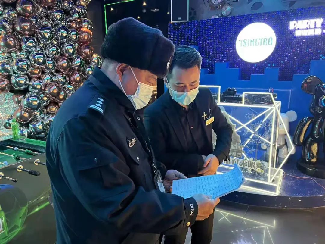 冰城公安战风雪保安全保通畅,民警保驾护航温暖春运回家路