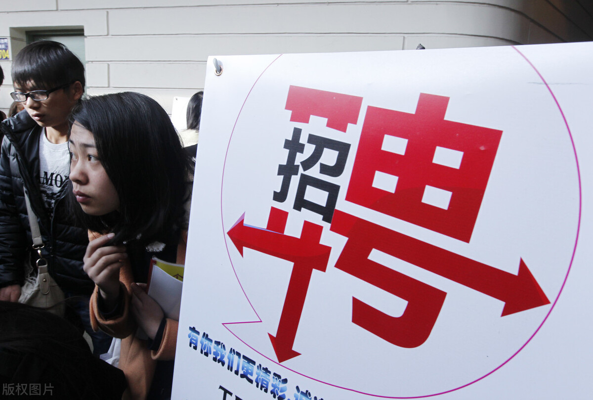 在地方国企和央企之间怎么做抉择,区财政局和乡镇公务员哪个好