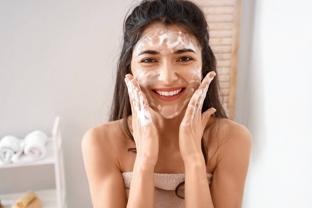 皮肤黄暗沉干燥起皮如何改善,皮肤有斑点起皮怎么办