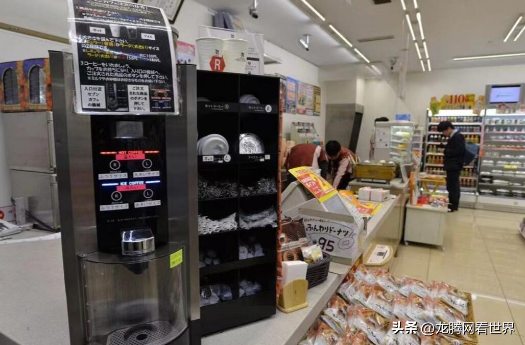 【龙腾网】日本男子在便利店买小杯咖啡因选了中杯而被捕