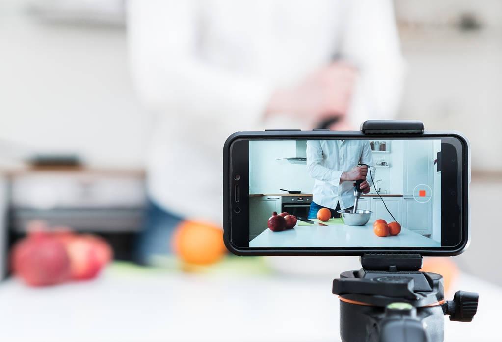 幕后操盘24个直播间,薇娅“炼小号”更赚钱?