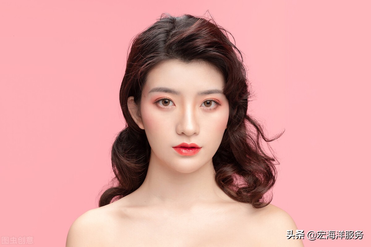 如何化妆不卡粉不脱妆,如何化妆自然而且漂亮