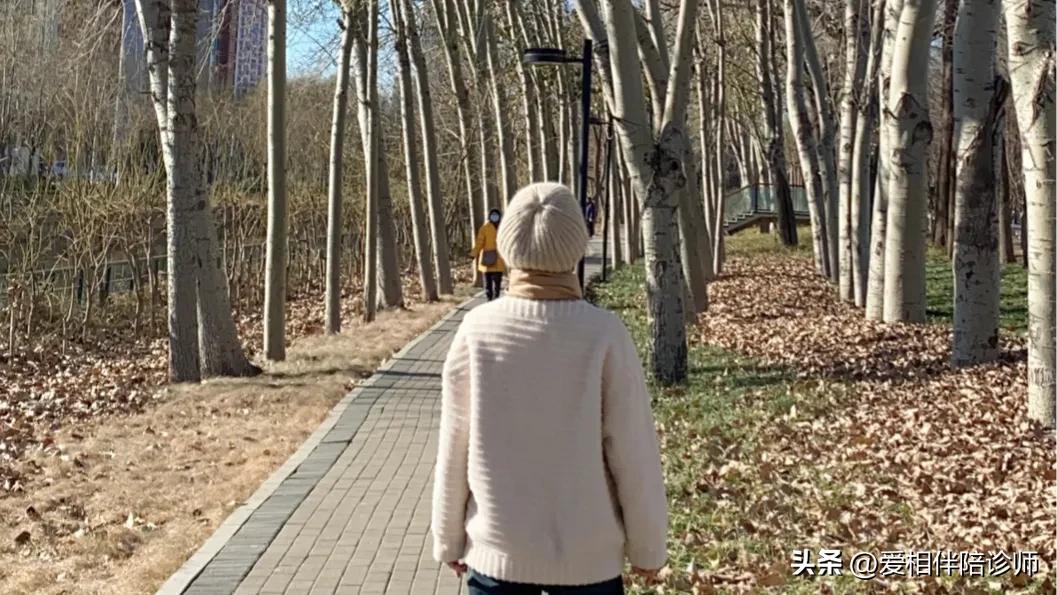 “活着真没意思”，55岁的同事有抑郁症倾向，总会莫名其妙地哭