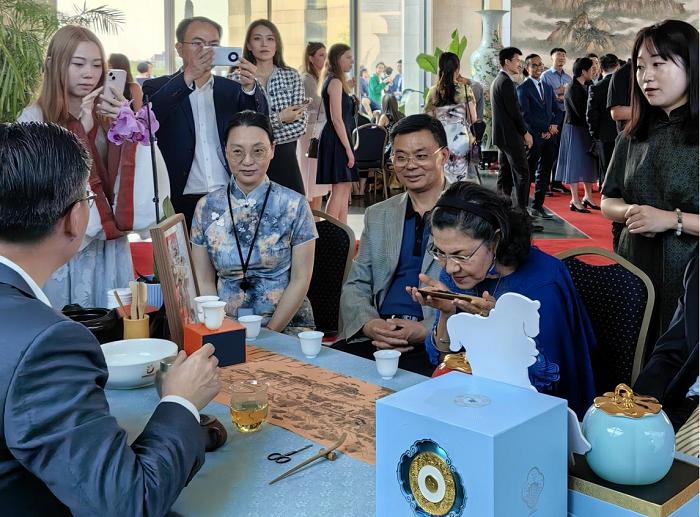 八马茶业受邀亮相联合国总部、驻美大使馆，开展中国非遗茶文化推广，获多国代表点赞
