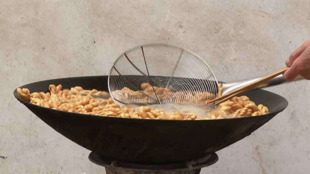 麻花小作坊加工,回民街手工小麻花