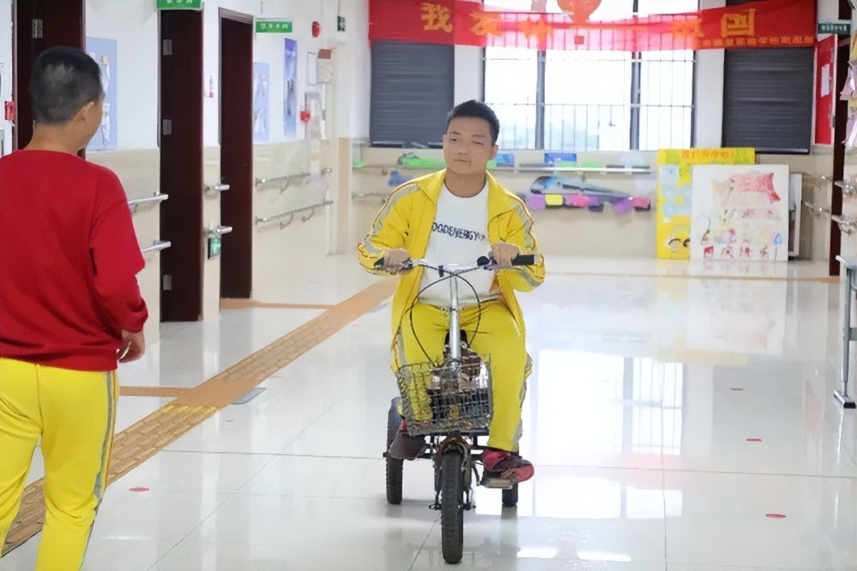 脑瘫女孩11年敲出200万字小说,脑瘫患者用脚敲出20万字文学作品