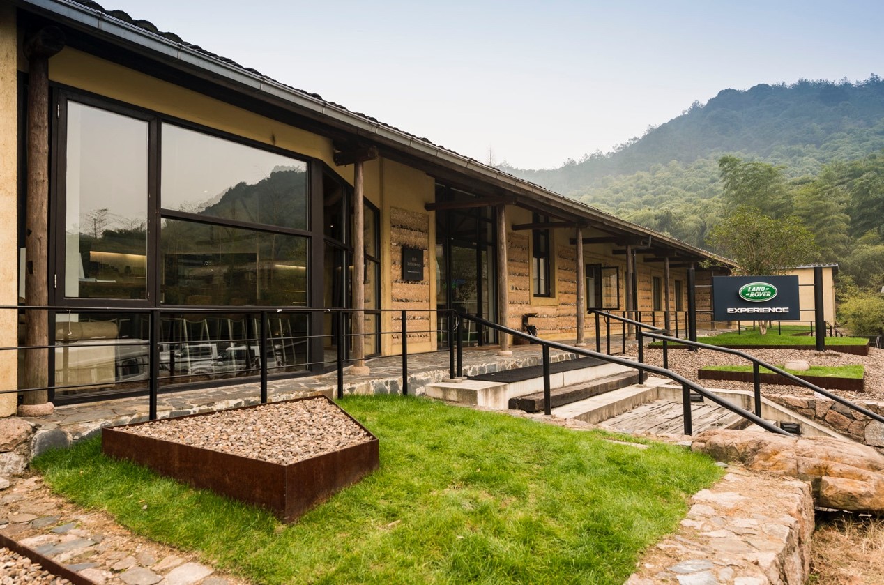 踩下油门，按下快门，定格精彩瞬间