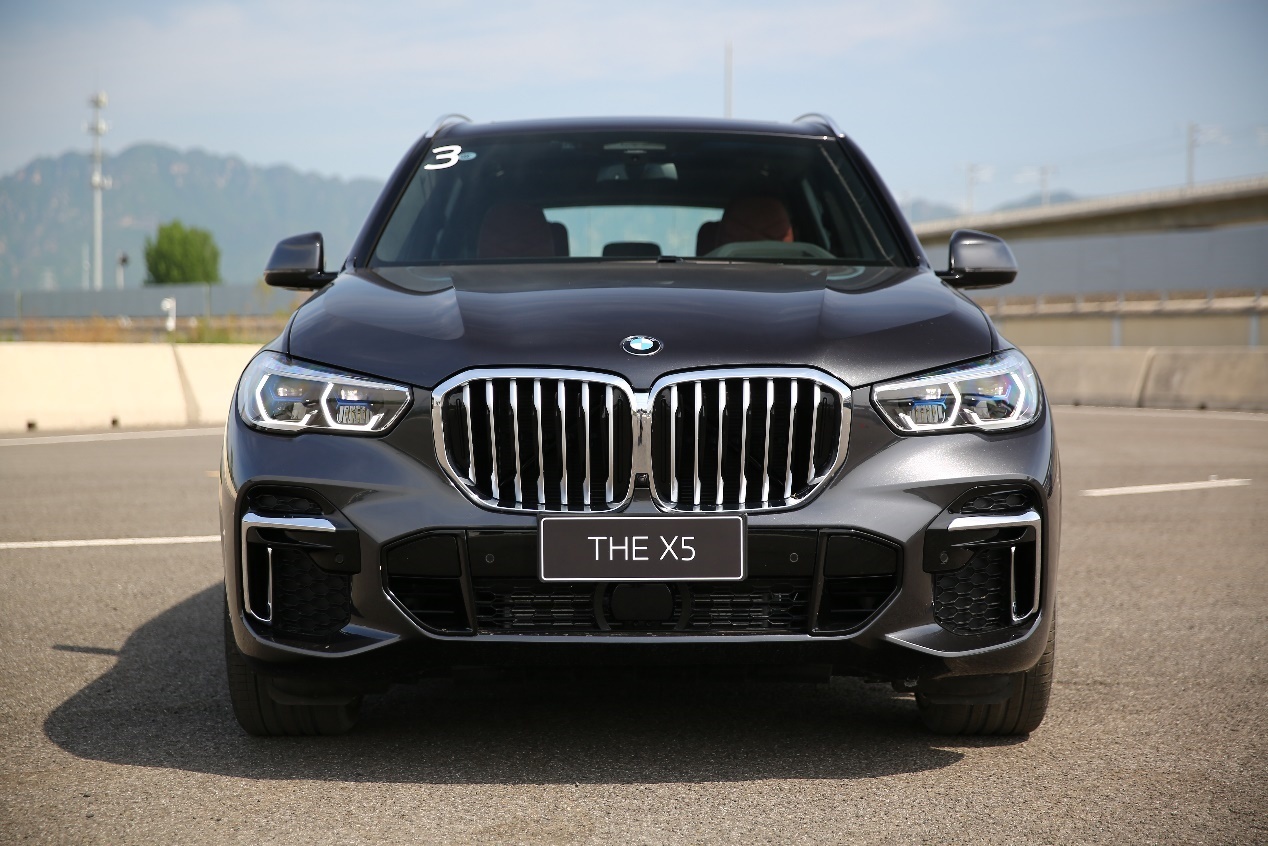 宝马x5新款尊享版2022款夜间试驾,试驾宝马x5新车型
