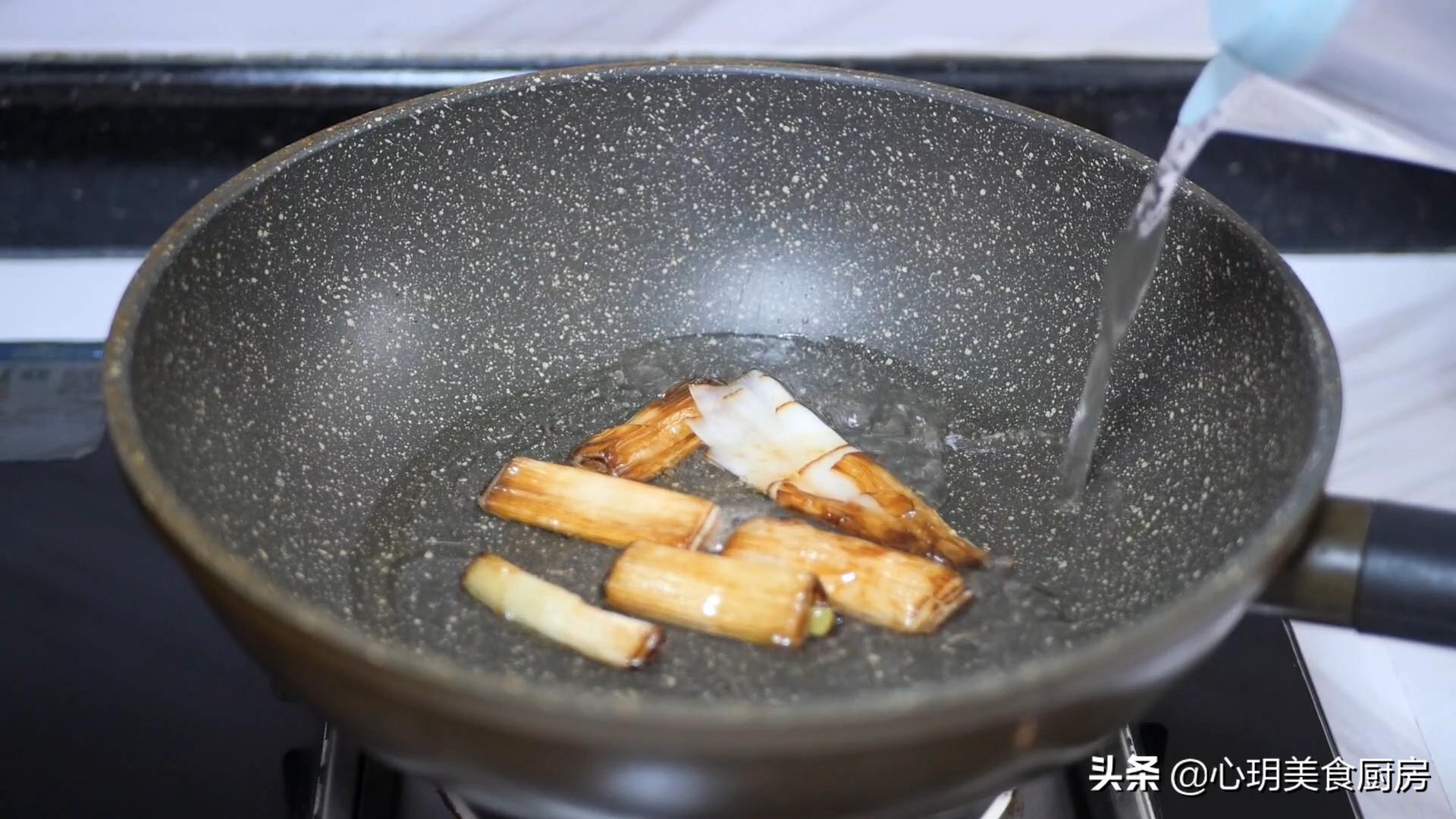 葱烧海参炸葱段怎么不脱皮,正宗鲁菜葱烧海参的做法