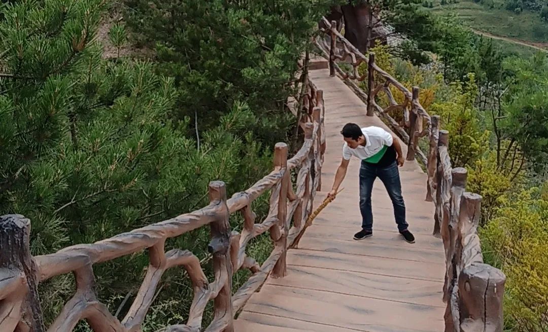 辛店镇持续开展路域环境整治行动,两城镇不断加大环境卫生整治力度