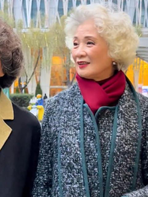 中年女人烫羊毛卷老气吗,40岁女人短羊毛卷发配什么穿着