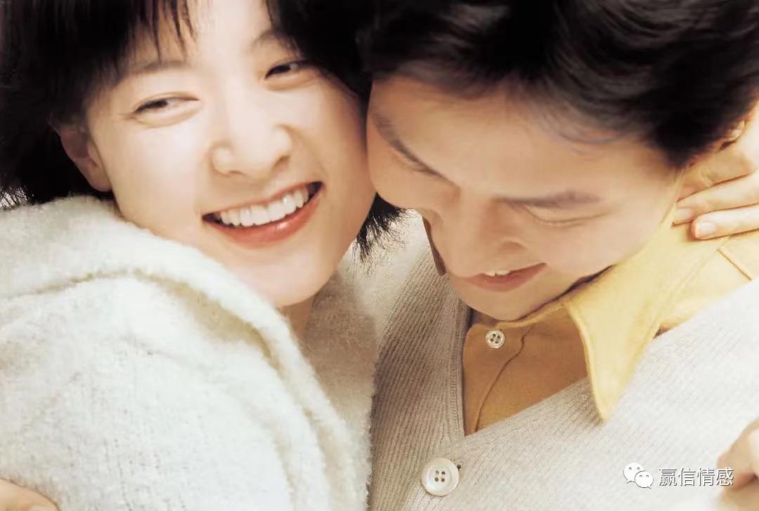 第一次送女朋友礼物送什么,追女生时要不要送手机