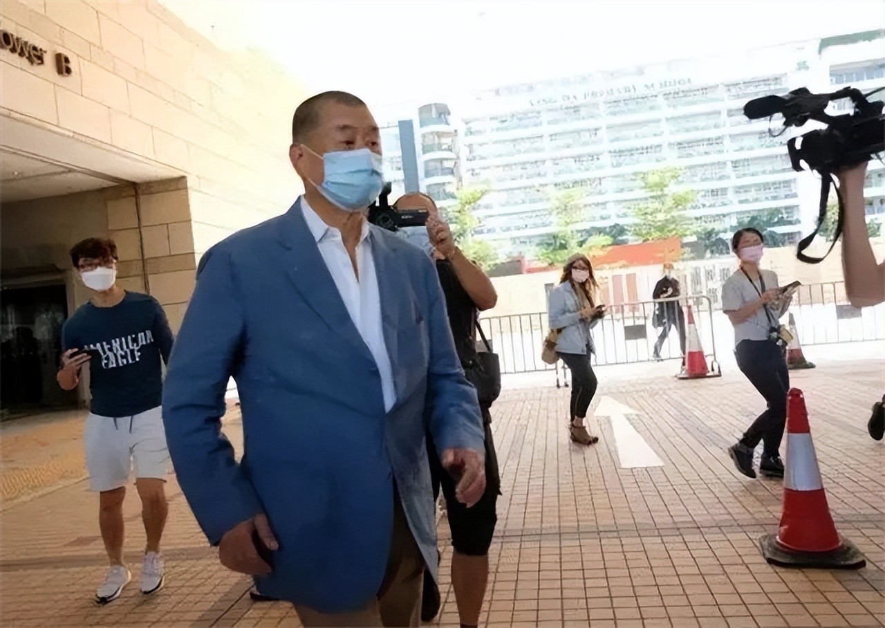 乱港头目*智英黎**，资助反对派的档案，堆起来有两米高，终将被清算