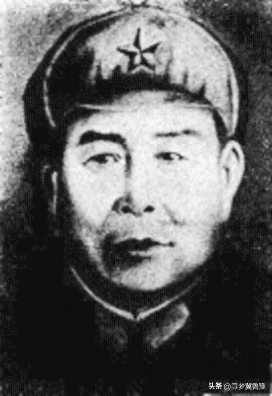 王司令身后常跟七八个盒子，每人都一长一短，人手一辆洋车子…