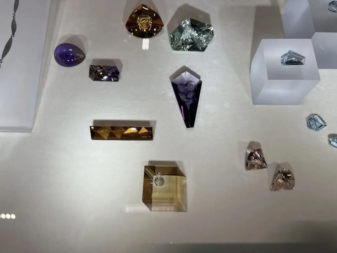 时隔3年又来日内瓦珠宝展大寻宝，竟然还见到了JAR真身！