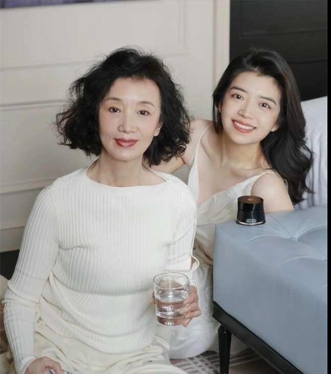 40岁女人适合短发还是长发,女人过四十留长发还是短发显年轻