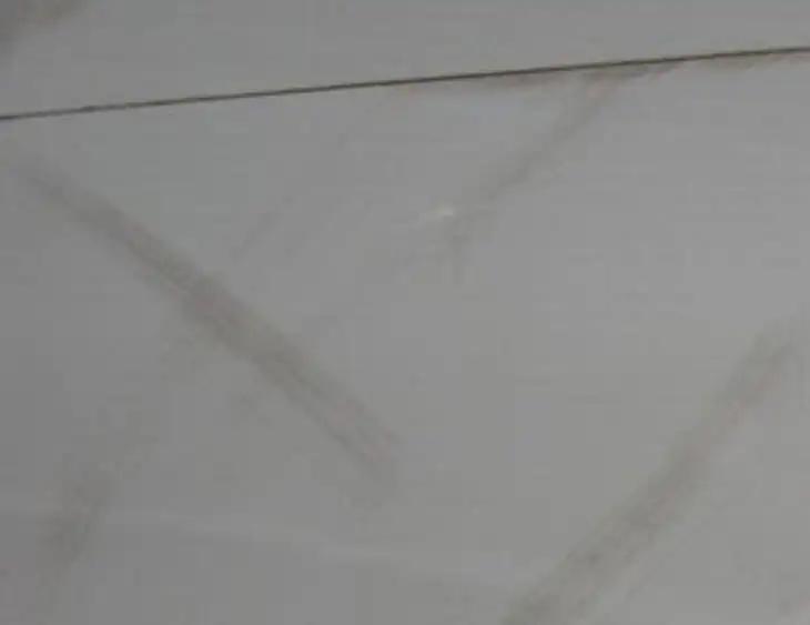 新房地砖一反光有好多划痕正常吗,新贴的瓷砖有划痕怎么办