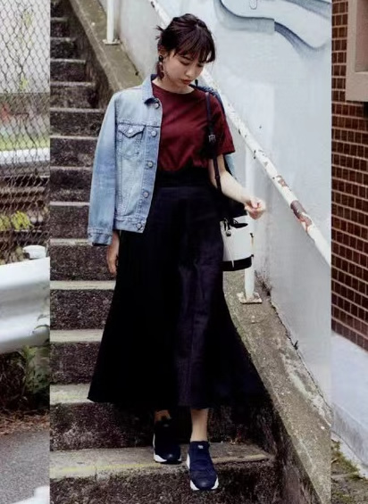 女生穿运动鞋最时尚的穿搭,宽松t恤女中长款搭配什么鞋