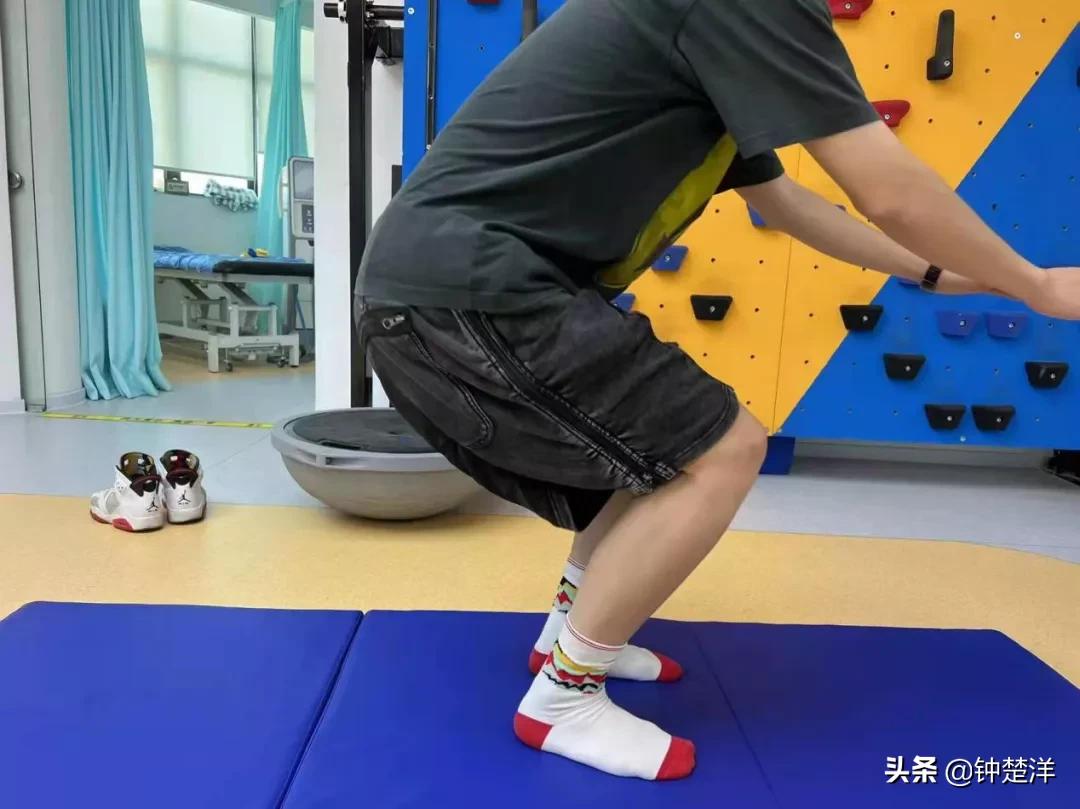 脚踝扭伤平躺不疼脚一放下来就疼,踝关节扭伤半个月还没完全好