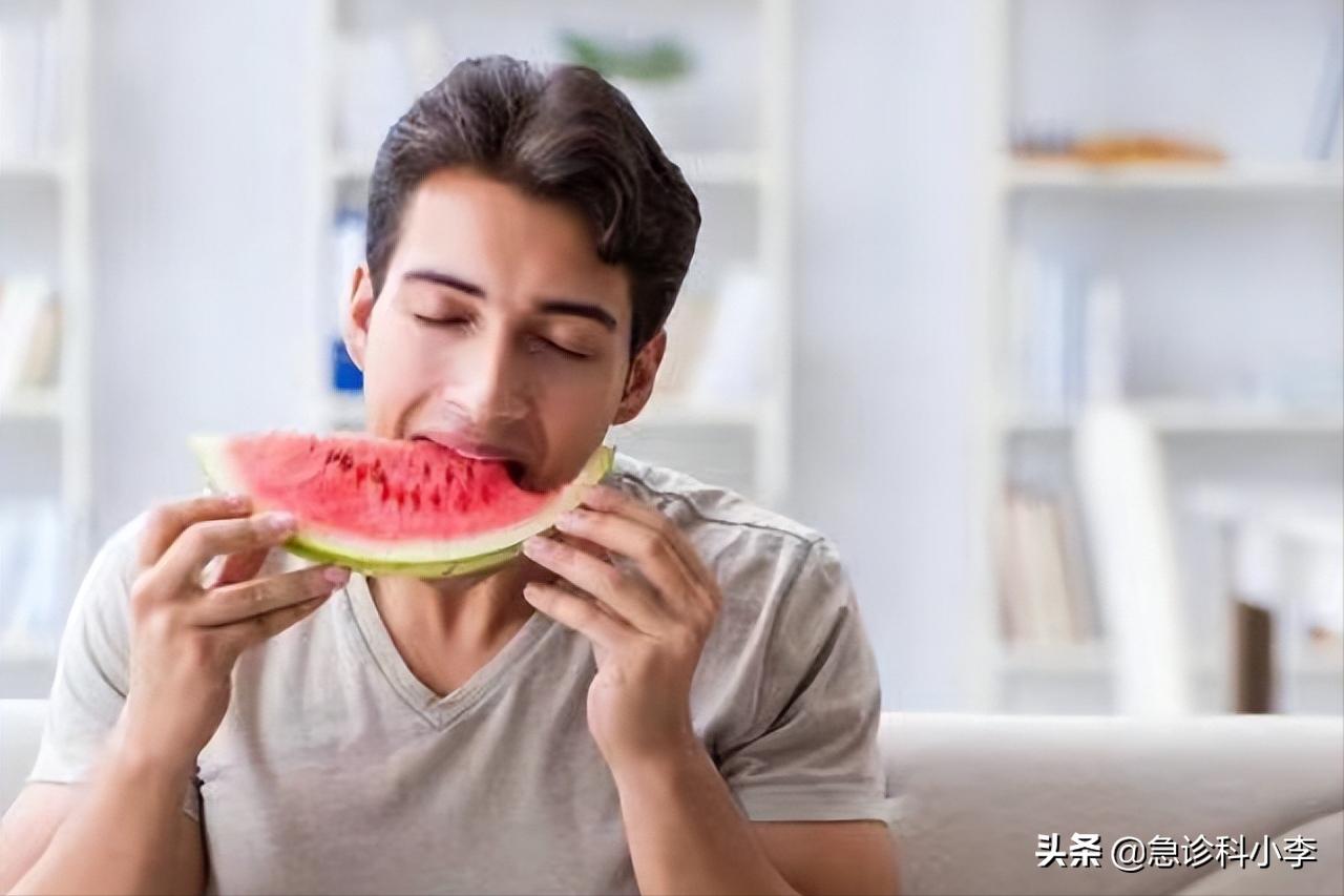 21岁男子吃完冰西瓜中毒就医,隔夜冰西瓜中毒新闻