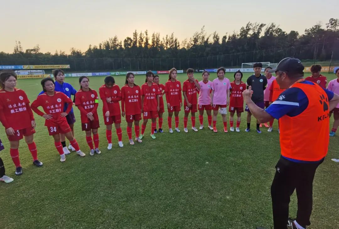 南安女足主教练,福建南安泉工女足出征全国联赛