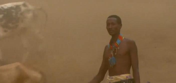 非洲原始部落的真实生活：女人想找对象，就要主动让男人鞭打