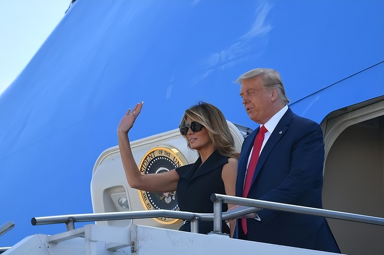 特朗普的虎妻伊凡娜：40岁被丈夫情人逼宫离婚，59岁四婚照样精彩