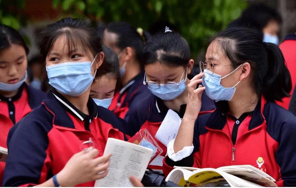 高三女生因百日誓师表情遭网暴,网曝百日誓师女孩演讲
