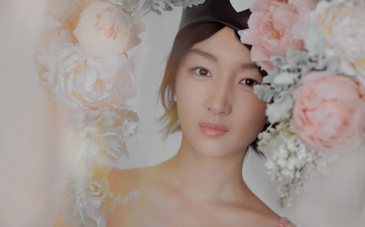 周冬雨刚出道和张艺谋采访,张艺谋周冬雨第一次见面