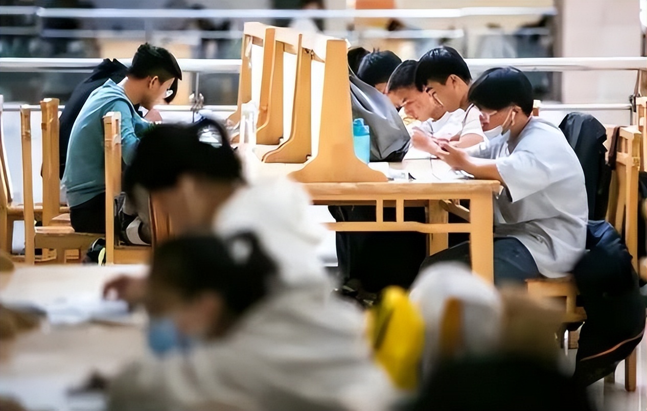 “奶头乐”出现在大学校园，不少大学生深陷其中，家长却浑然未知