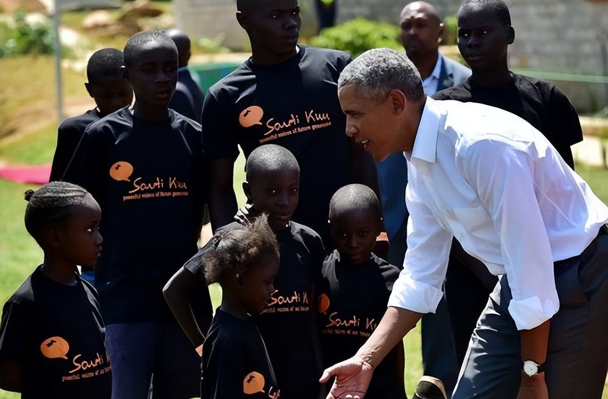 奥巴马第一次回非洲老家：帮祖母扛大米，和兄弟坐在田里喝酒