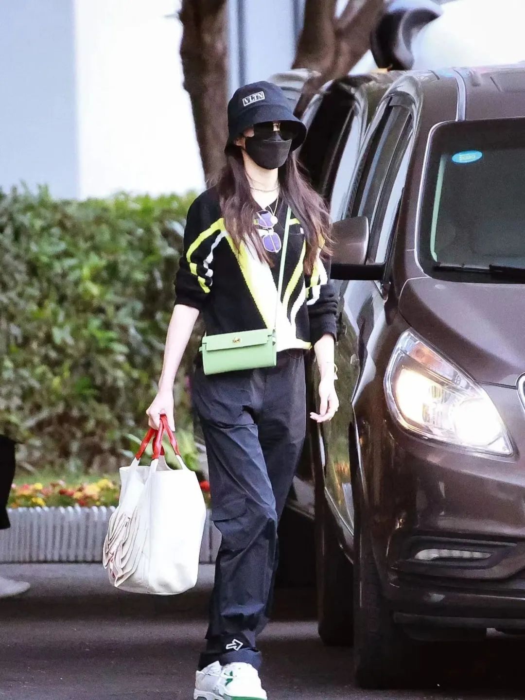 唐嫣在机场时背的焦糖色包,唐嫣曾经用过哪些包包