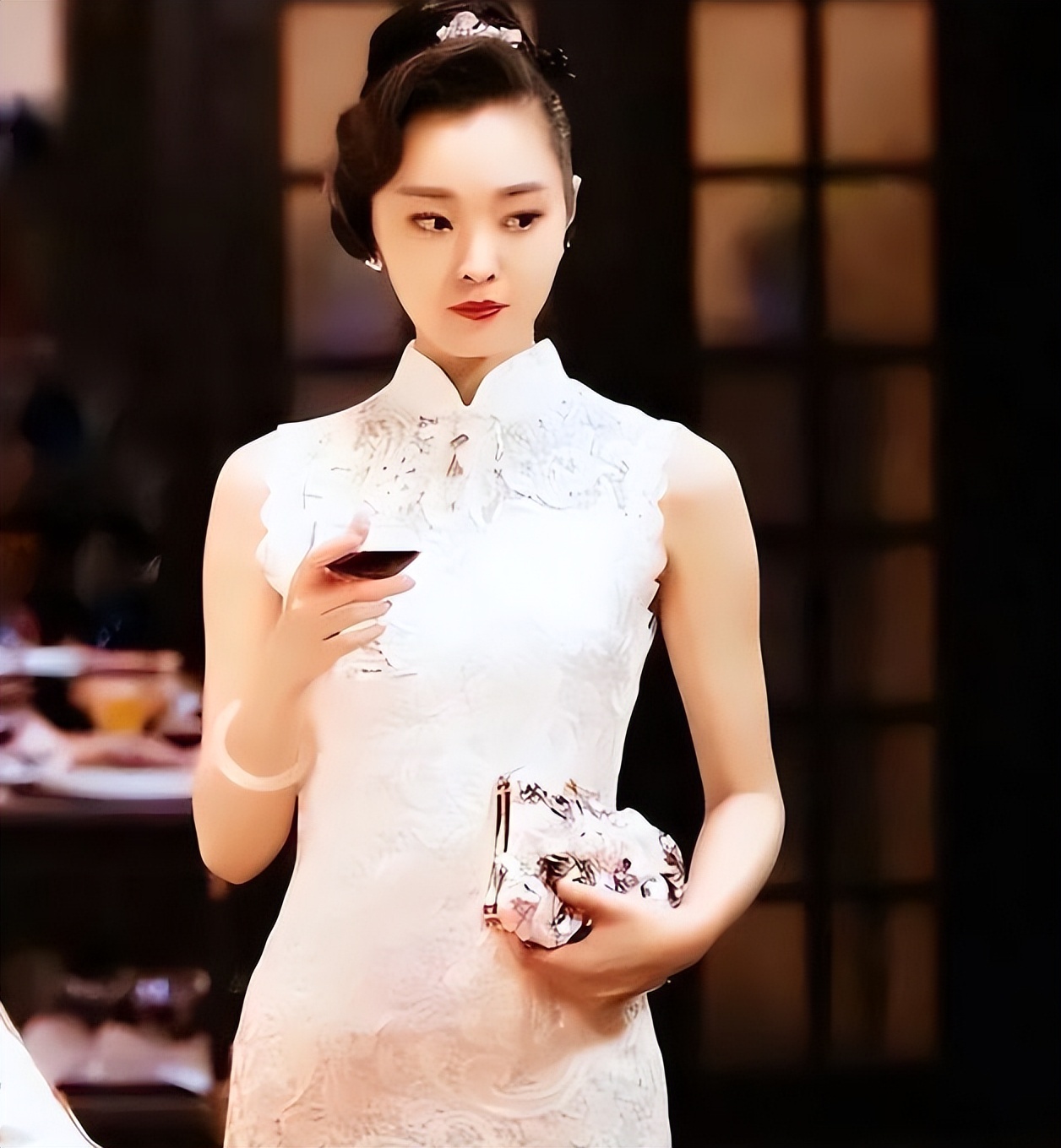 刘嘉玲关晓彤同框,穿旗袍大秀窈窕好身材