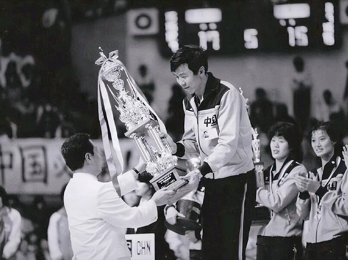 女排功勋袁伟民近况,女排老教练袁伟民的现状