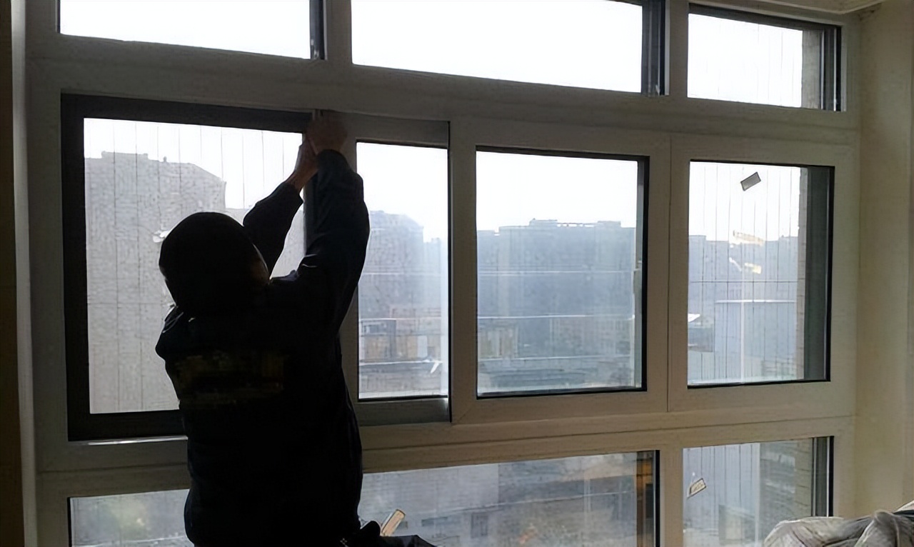 窗户关不严漏风教你一分钟解决,窗户关不严是进冷风还是吹热风